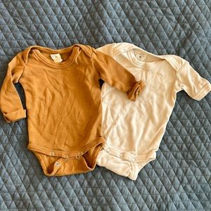 Kate Quinn organic cotton 0-3 month onesies camel and cream bodysuits